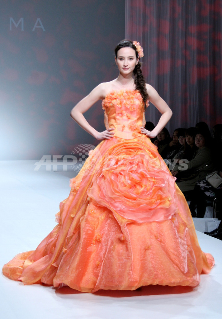 アンテプリマ、ウエディングドレスのデビューコレクションを発表