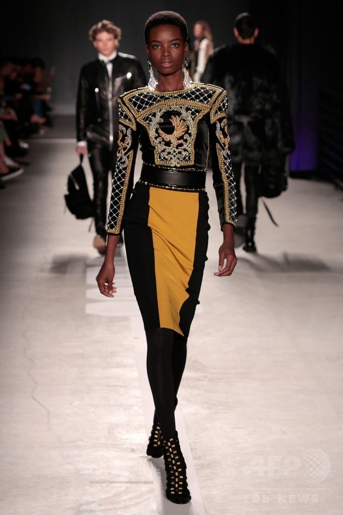 「バルマン×H&M」ファッションショー、ニューヨークで開催