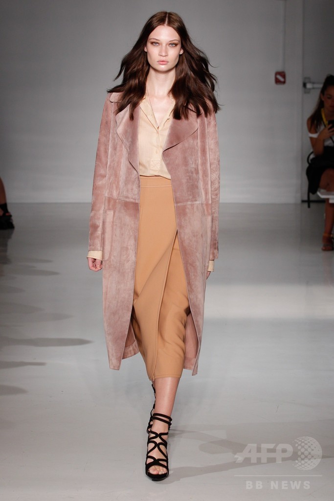 膝下丈のスカートでエレガントに、「ジル・スチュアート」15年春夏