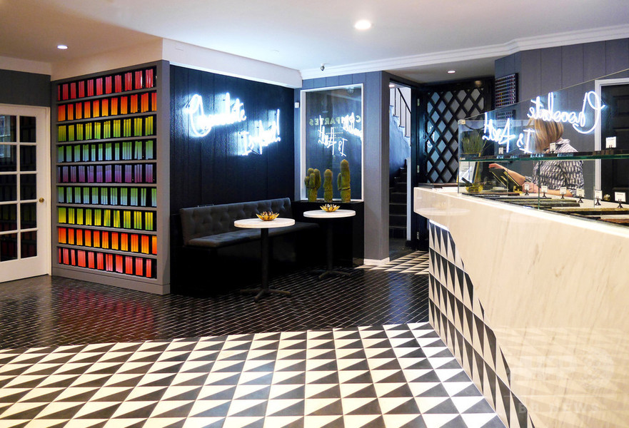 「コンパーテス 青山店」リニューアルで日本初のカフェ併設