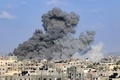 イスラエル軍に空爆されるパレスチナ自治区ガザ地区南部ラファ（2023年10月11日撮影）。(c)SAID KHATIB / AFP