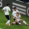 2010年サッカーW杯南アフリカ大会（%%2010 World Cup%%）1次リーグD組、ドイツ対オーストラリア。試合はドイツが4-0で快勝した。写真は前半26分にチームの2点目を決め、サミ・ケディラ（%%Sami Khedira%%）、メスト・エジル（%%Mesut Oezil%%、左）から祝福されるドイツのミロスラフ・クローゼ（%%Miroslav Klose%%、右）。（2010年6月13日）(c)AFP/RAJESH JANTILAL