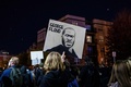 ジョージ・フロイドさん殺害の罪に問われている元警官デレク・ショービン容疑者の保釈を受け、米ミネアポリスで行われた抗議デモ（2020年10月7日撮影）。(c)Kerem Yucel / AFP