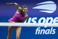 全米オープンテニス、女子シングルス決勝。サーブを打つアリーナ・サバレンカ（2024年9月7日撮影）。(c)CHARLY TRIBALLEAU/AFP