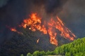 ギリシャ西部ペロポネソス半島にあるオリンピアの古代遺跡近くで起きた山火事（2021年8月4日撮影）。(c)STR / Eurokinissi / AFP