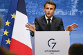 ドイツ・エルマウ城で開かれた先進7か国（G7）首脳会議（サミット）の際に記者会見するエマニュエル・マクロン仏大統領（2022年6月28日撮影）。(c)Ludovic MARIN / AFP