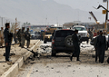 アフガニスタンの首都カブール（Kabul）で、自爆攻撃の現場を調べる捜査員（2008年5月29日撮影）。(c)AFP/SHAH Marai