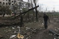 ロシア軍の攻撃を受けたウクライナ東部ドネツク州オチェレティネ村を歩く地元住民（2024年4月15日撮影）。(c)Anatolii STEPANOV / AFP