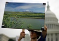 米首都ワシントンで行われた抗議集会で、北極圏国立野生生物保護区の写真を掲げる参加者（2005年9月20日撮影、資料写真）。(c)AFP/TIM SLOAN 