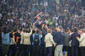 サッカーフランス杯決勝、オリンピック・リヨン対パリ・サンジェルマン。優勝後にチームメートとスタッフから胴上げされるパリ・サンジェルマンのキリアン・エムバペ（中央、2024年5月25日撮影）。(c)Denis Charlet/ AFP