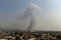 アフガニスタンの首都カブールで、襲撃の現場から立ち上る煙（2019年9月3日撮影）。(c)Wakil KOHSAR / AFP