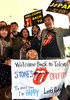 羽田空港の到着ロビーに詰めかけたザ・ローリング・ストーンズ（The Rolling Stones）のファン（2014年2月23日撮影）。(c)AFP/Yoshikazu TSUNO