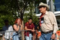 米テキサス州ヒューストンで開催された全米ライフル協会（NRA）の年次総会へ向かう参加者（手前）に対し、抗議する銃規制支持派の人々（2022年5月22日撮影）。(c)Eric Thayer / GETTY IMAGES NORTH AMERICA / Getty Images via AFP 