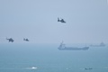 台湾に近い中国・福建省の平潭島上空を飛行する中国軍のヘリ（2022年8月4日撮影）。(c)Hector RETAMAL / AFP