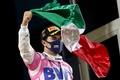 20F1第16戦サキールGP決勝。優勝を果たし、メキシコ国旗を振って喜ぶレーシングポイントのセルヒオ・ペレス（2020年12月6日撮影）。(c)KAMRAN JEBREILI/ POOL/ AFP

