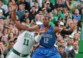 08-09NBA東カンファレンスプレーオフ準決勝、ボストン・セルティックス（%%Boston Celtics%%）対オーランド・マジック（%%Orlando Magic%%）第2戦。試合はセルティックスが112-94でマジックを下し、対戦戦績を1勝1敗の五分に戻した。昨季王者のセルティックスは、エディー・ハウス（%%Eddie House%%）が14本中11本のシュートを決めるなどで31得点、ローハン・ロンド（%%Rajon Rondo%%）が15得点、18アシスト、11リバウンドでトリプルダブルを記録し、対戦戦績を五分とした。写真はセルティックスのグレン・デイビス（%%Glen Davis%%、左)に対してポストアップするマジックのドワイト・ハワード（%%Dwight Howard%%）。（2009年5月6日撮影）(c)AFP/Getty Images/NBAE/Brian Babineau