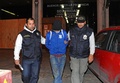 アルゼンチンのマルデルプラタで、妻と息子をおりに閉じ込めていたとして逮捕され、警察に連行されるエドゥアルド・オビエド容疑者（中央、2015年9月5日撮影）。(c)AFP/Diario La Capital Mar del Plata - Mauricio Arduin
