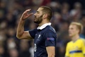 サッカー国際親善試合、フランス対スウェーデン。PKを失敗し落胆するフランスのカリム・ベンゼマ（Karim Benzema、2014年11月18日撮影）。(c)AFP/FRANCK FIFE