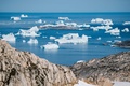 デンマーク領グリーンランド西部沖に浮かぶ氷山（2019年8月15日撮影）。(c)Jonathan NACKSTRAND / AFP