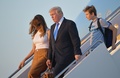 米メリーランド州のアンドルーズ空軍基地で、大統領専用機「エアフォースワン」から降り立つドナルド・トランプ米大統領、メラニア夫人、息子バロン君（右、2017年6月11日撮影）。(c)AFP/MANDEL NGAN