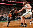 13-14NBA、ボストン・セルティックス（Boston Celtics）対ブルックリン・ネッツ（Brooklyn Nets）。ドライブを仕掛けるブルックリン・ネッツのジェイソン・テリー（Jason Terry、2014年1月26日撮影）。(c)AFP/Getty Images/NBAE/Steve Babineau