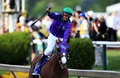 米国競馬のG1レース、第139回プリークネス・ステークス（139th Preakness Stakes、3歳、ダート約1900メートル）。優勝を喜ぶカリフォルニアクローム（California Chrome）鞍上のビクター・エスピノーザ（Victor Espinoza）騎手（2014年5月17日撮影）。(c)AFP/Getty Images/Rob Carr
