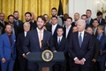 米ホワイトハウスを表敬訪問したロサンゼルス・ドジャースのクレイトン・カーショウ（中央左）のスピーチに耳を傾けるジョー・バイデン大統領（中央右、2021年7月2日撮影）。(c)MANDEL NGAN / AFP