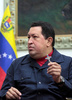 がん再発を公表し、十字架を手にするベネズエラのウゴ・チャベス（Hugo Chavez）大統領（2012年12月8日撮影、ベネズエラ大統領府提供写真）。(c)AFP PHOTO/PRESIDENCIA