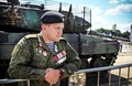 ロシアの首都モスクワ西部のポクロンナヤの丘にある第2次世界大戦の戦勝記念公園で、同国軍がウクライナで鹵獲（ろかく）した米国製主力戦車「M12A1エーブラムス」のそばに立つロシア海兵隊員（2024年6月27日撮影）。(c)Alexander NEMENOV / AFP
