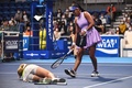 女子テニス、東レ・パンパシフィック・オープン、シングルス1回戦。負傷したダリア・サビル（左）に駆け寄る大坂なおみ（2022年9月20日撮影）。(c)Philip FONG/ AFP