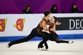 フィギュアスケート欧州選手権、ペア・フリースケーティング（FS）。演技に臨むイタリアのルクレツィア・ベッカーリ/マッテオ・グアリーゼ組（2024年1月11日撮影）。(c)Daniel MIHAILESCU / AFP