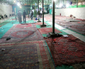 2008年4月12日、イランの首都テヘラン（Tehran）の南950キロの距離にあるシラーズ（Shiraz）で、大規模な爆発のあったモスクを調査する関係者ら。(c)AFP/FARS NEWS