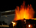 米ラスベガス（Las Vegas）のミラージュ・ホテル＆カジノ（Mirage Hotel ＆ Casino）前で初披露された火山ショー。2500万ドル（約23億円）をかけてリニューアルされた。（2008年12月11日撮影）(c)AFP/Getty Images/Ethan Miller