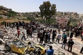 パレスチナ自治区ヨルダン川西岸地区北西部のトルカレム近郊で、イスラエル軍に破壊された建物の跡を調べるパレスチナ人（2024年5月4日撮影）。(c)Jaafar ASHTIYEH / AFP