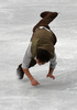 ソチ冬季五輪、フィギュアスケート男子シングル・フリースケーティング（FS）。演技中に転倒するアブザル・ラクムハリエフ（Abzal Rakimgaliev、2014年2月14日撮影）。(c)AFP/DAMIEN MEYER