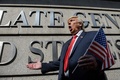 中国・香港の米国領事館前で、米国のドナルド・トランプ大統領に扮（ふん）したデニスさん（2017年1月25日撮影）。(c)AFP/Anthony WALLACE