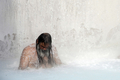 写真はアイスランドの首都レイキャビク（Reykjavik）郊外にある温泉｢ブルーラグーン（Blue Lagoon）｣を楽しむ観光客。ブルーラグーンは水の色が青と緑であることから、この名で呼ばれている。健康効果もうたわれている（2009年4月26日撮影）。(c)AFP/OLIVIER MORIN