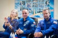 カザフスタン・バイコヌール宇宙基地で会見する（左から）女優のユリア・ペレシルドさん、アントン・シュカプレロフ宇宙飛行士、クリム・シペンコ監督。ロスコスモス提供（2021年10月4日撮影・公開）。(c)AFP PHOTO / Russian space agency Roscosmos/ Andrey SHELEPIN