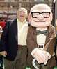 ピクサー（Pixar）の新作アニメ『カールじいさんの空飛ぶ家（Up）』のプレミア上映会が16日、米カリフォルニア州（California）ロサンゼルス（Los Angeles）のエル・キャピタン（El Capitan）劇場で開催され、主要キャラクターたちが集合した。写真は、主人公のカールとその声を担当した俳優エドワード・アズナー（Edward Asner、2009年5月16日撮影）。(c)AFP/Getty Images/Kevin Winter