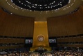 米ニューヨークの国連本部で開かれた第72回国連総会で演説する安倍晋三首相（2017年9月20日撮影）。(c)AFP/TIMOTHY A. CLARY 