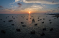 9月26日、夕日が沈む中、北海市銀灘景勝地から出航する漁船（2018年9月26日撮影、小型無人機から）。(c)Xinhua News
