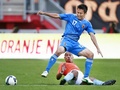 サッカー国際親善試合でオランダのナイジェル・デ・ヨング（Nigel de Jong）のスライディングタックルを受ける長谷部誠（Makoto Hasebe、2009年9月5日撮影）。(c)AFP/ANP/ADE JOHNSON