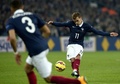 サッカー国際親善試合、フランス対スウェーデン。ボールを蹴り出すフランスのアントワーヌ・グリエスマン（Antoine Griezmann、2014年11月18日撮影）。(c)AFP/FRANCK FIFE
