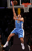 ロサンゼルス・レイカーズ戦でシュートを放つデンバー・ナゲッツのリーナス・クレイザ（%%Linas Kleiza%%）。（2008年11月21日撮影）(c)AFP/Getty Images/Stephen Dunn