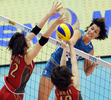 女子バレーボール、ワールドグランプリ2009（%%FIVB World Grand Prix 2009%%）決勝ラウンド、日本対オランダ。試合は日本がセットカウント3-0（25-22、25-18、25-22）で勝ち、初勝利を挙げた。写真は木村沙織（%%Saori Kimura%%、左）と庄司夕起（%%Yuki Shoji%%）のブロックに対しスパイクを放つオランダのフランシーヌ・フールマン（%%Francien Huurman%%、右）。（2009年8月21日撮影）(c)AFP/KAZUHIRO NOGI
