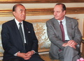 フランスの首都パリのエリゼ宮（仏大統領府）で、ジャック・シラク仏大統領（右）と会談する中曽根康弘元首相（左、いずれも肩書は当時、1997年7月12日撮影）。(c)THOMAS COEX / AFP POOL / AFP