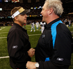 ニューオーリンズ・セインツ戦で試合終了後にショーン・ペイトン（%%Sean Payton%%）ヘッドコーチと握手を交すカロライナ・パンサーズのジョン・フォックス（%%John Fox%%）ヘッドコーチ（右）。（2008年12月28日撮影）(c)AFP/Getty Images/Chris Graythen