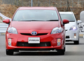 【4月3日 AFP】トヨタ自動車（%%Toyota Motor%%）は3日、静岡県駿東郡小山町の富士スピードウェイ（%%Fuji Speedway%%）で行ったハイブリッド車「プリウス」新型版の試作車走行を、報道陣に公開した。

　また、大量生産車としては世界最高燃費となるガソリン１リットル当たり38キロの走行距離を、新型「プリウス」が達成したと発表した。

　トヨタは、1.8リットルエンジンと出力を増強したモーターを搭載した新型「プリウス」を、第3世代ハイブリッド車と位置づけている。新型「プリウス」の店頭発売は5月の予定。

　写真は、報道陣が試乗するトヨタのハイブリッド車「プリウス」の新型試作車（2009年4月3日撮影）。(c)AFP/Toru YAMANAKA