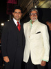 インド映画界ボリウッドの人気俳優アミターブ・バッチャンさん（右）と息子のアビシェークさん（2013年1月12日撮影）。(c)AFP
