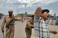インド北部ジャム・カシミール（Jammu and Kashm）州スリナガル（Srinagar）での州政府職員によるデモで、デモ隊を拘束する警官隊（2008年6月10日撮影）。(c)AFP/Tauseef MUSTAFA